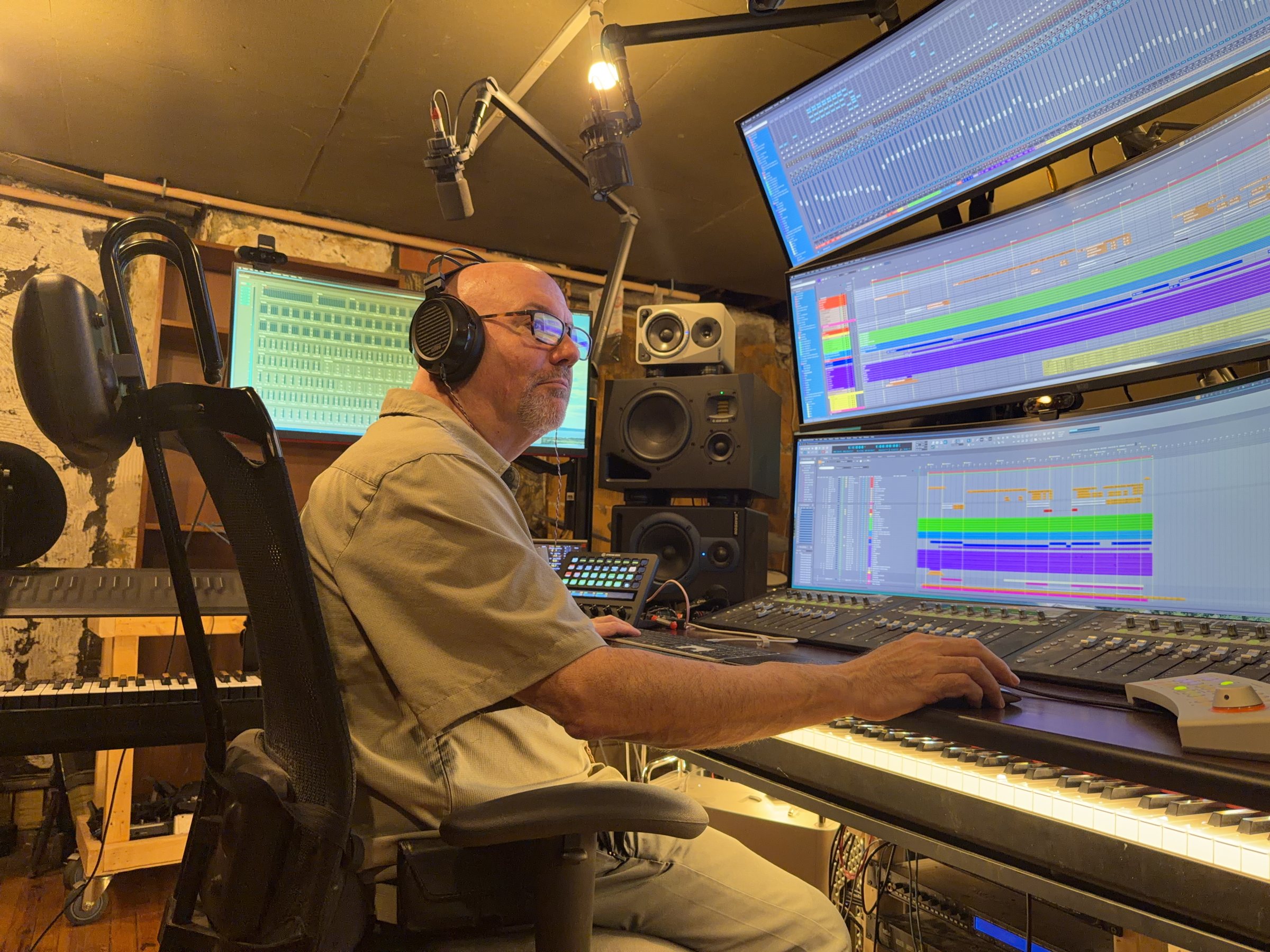 Adam Goldman working with mouse and keyboard at the Audiomind workstation
